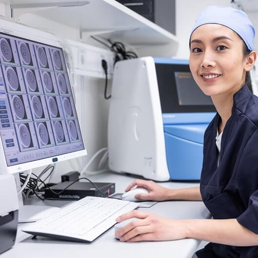 Embryologist grading blastocysts using the Vitrolife Embryoscope plus.